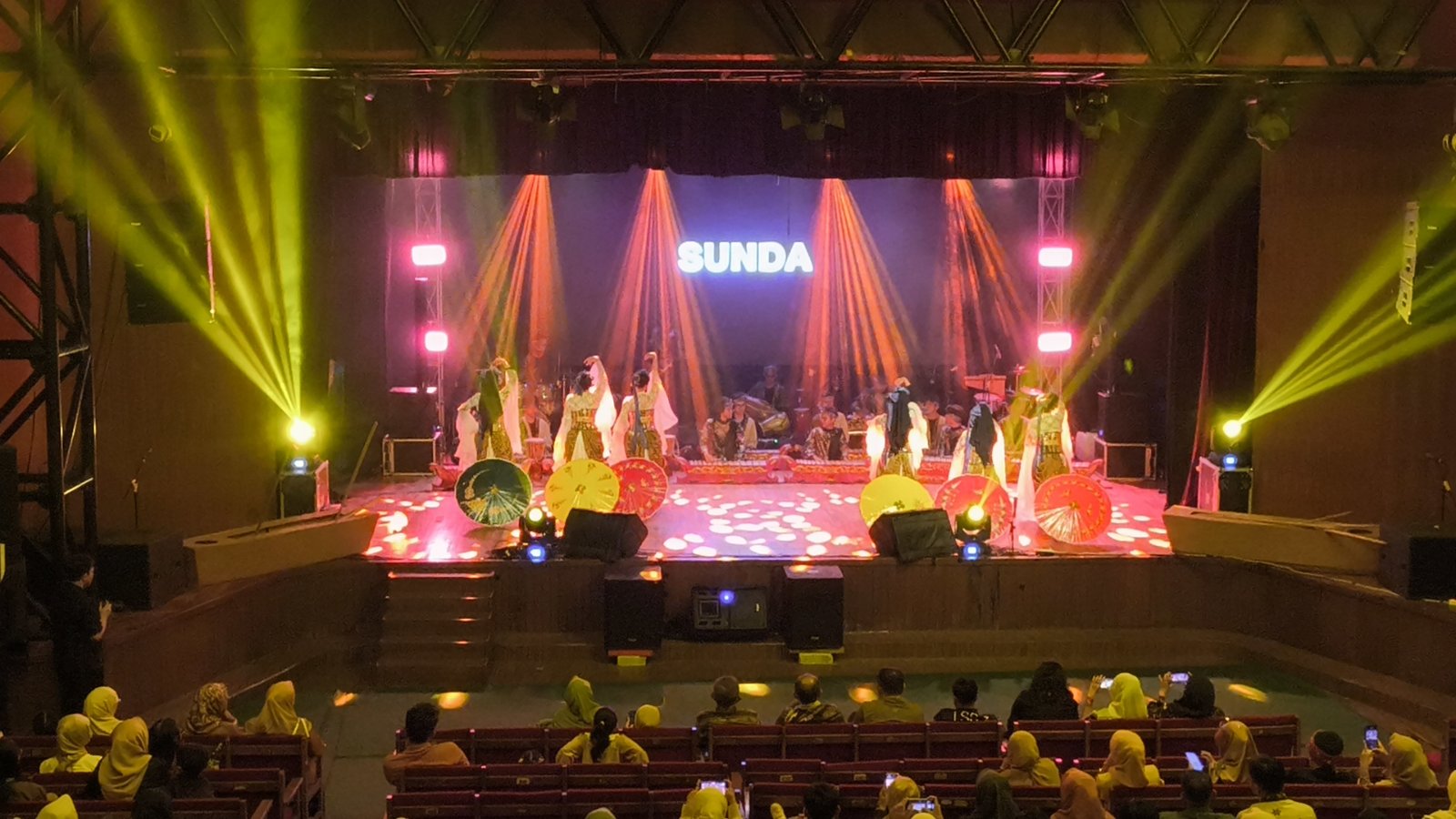 Lighting panggung dengan moving head beam untuk pertunjukan seni Sunda