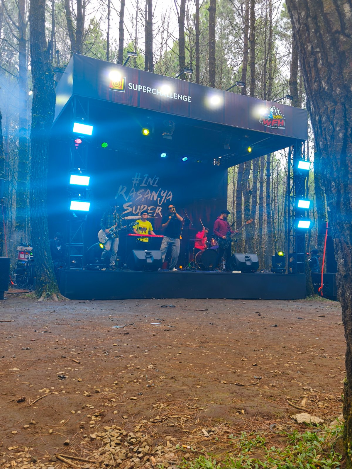 Panggung rigging dengan lighting untuk pertunjukan band di hutan pinus