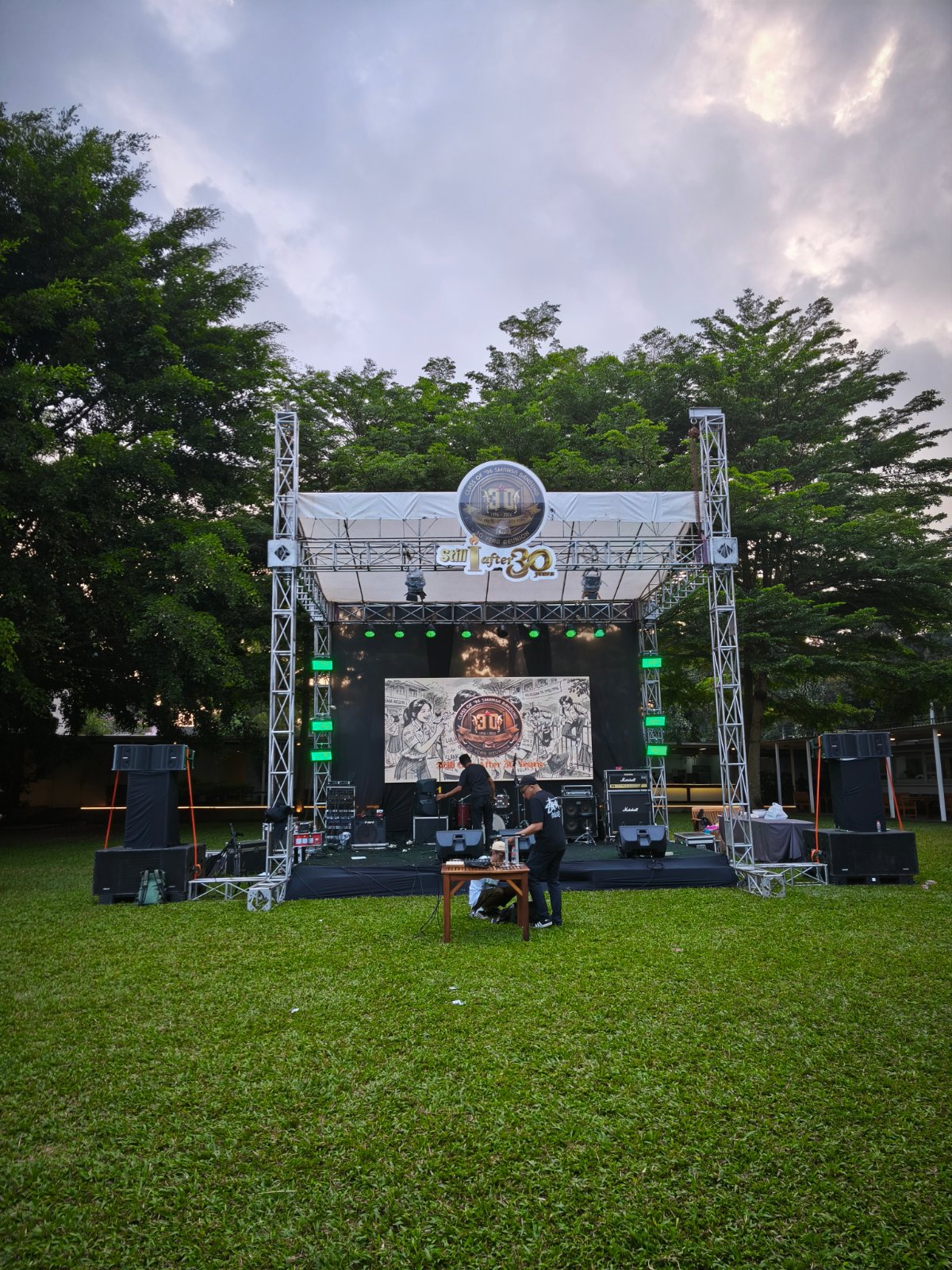 Panggung rigging dengan layar LED, lighting, dan sound system untuk reuni sekolah di taman