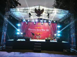 Panggung rigging pentas seni dengan atap, moving head beam, dan monitor panggung