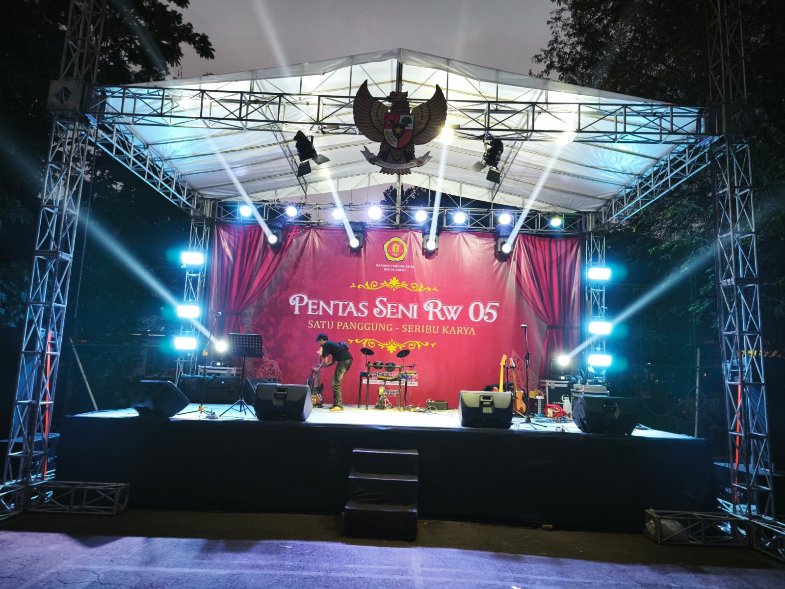 Panggung rigging pentas seni dengan atap, moving head beam, dan monitor panggung