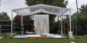 Proses pemasangan tenda transparan di lokasi acara oleh tim Rental Tenda Bandung
