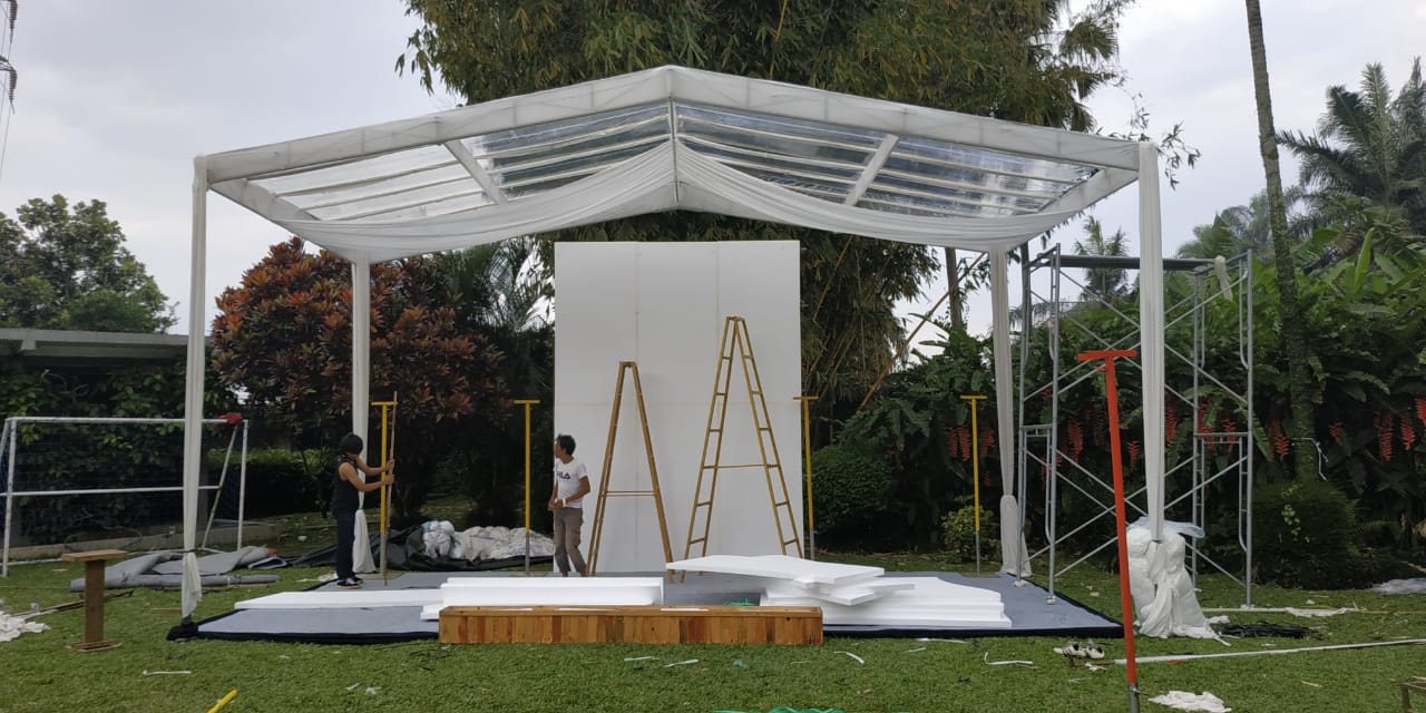 Proses pemasangan tenda transparan di lokasi acara oleh tim Rental Tenda Bandung