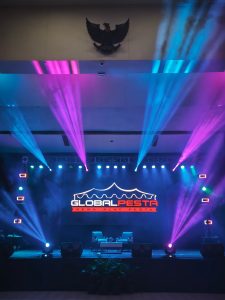 Sewa lighting panggung di Bandung dengan moving head beam dan par LED pada rigging