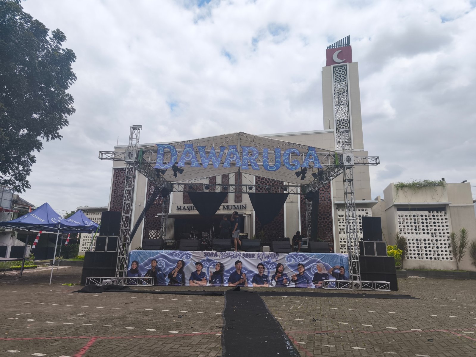 Sewa panggung rigging di Bandung dengan atap, lighting, dan sound system untuk acara komunitas
