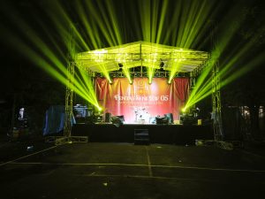 Sewa rigging panggung outdoor di Bandung dengan atap truss, lighting, dan backdrop