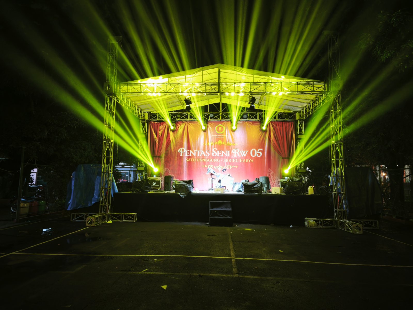Sewa rigging panggung outdoor di Bandung dengan atap truss, lighting, dan backdrop