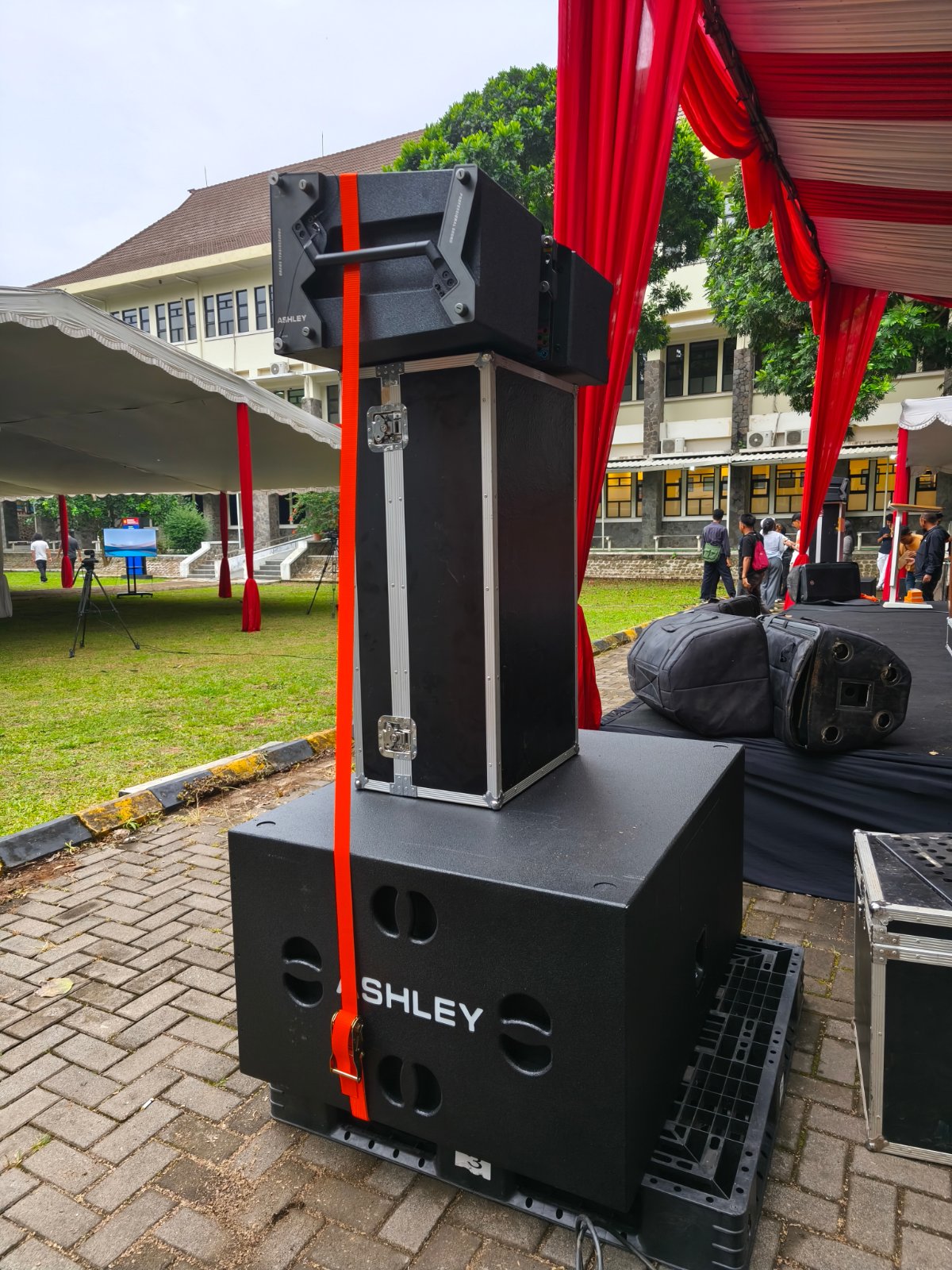Sewa sound system di Bandung: speaker line array dan subwoofer untuk acara outdoor