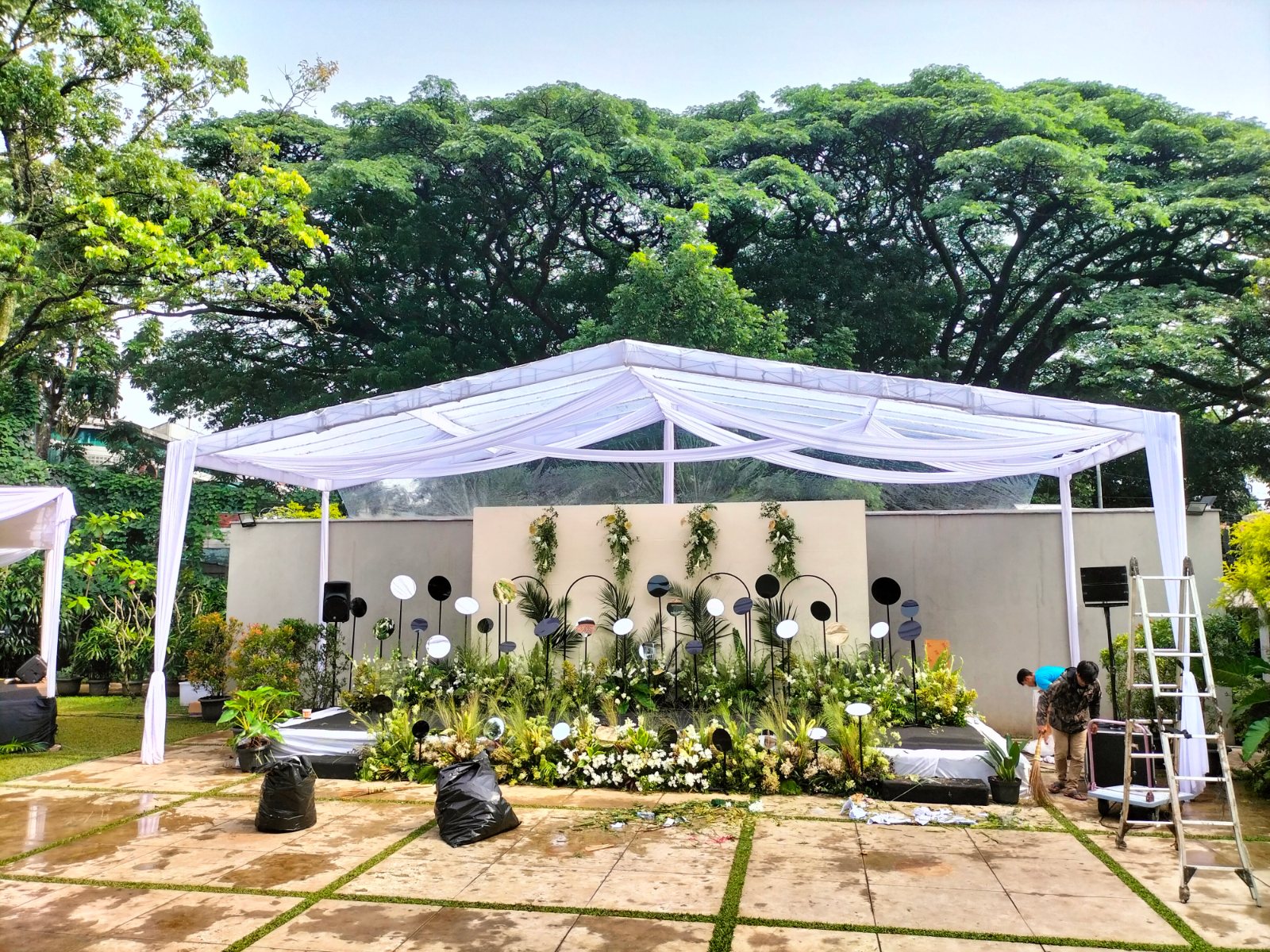 Sewa tenda transparan di Bandung untuk pelaminan pernikahan di taman